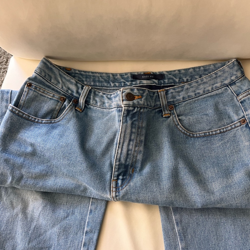 Wide leg, mom style jeans. Loose fit.